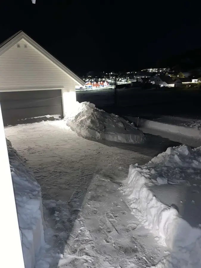 Gårdsplass før snømåking, Føynland