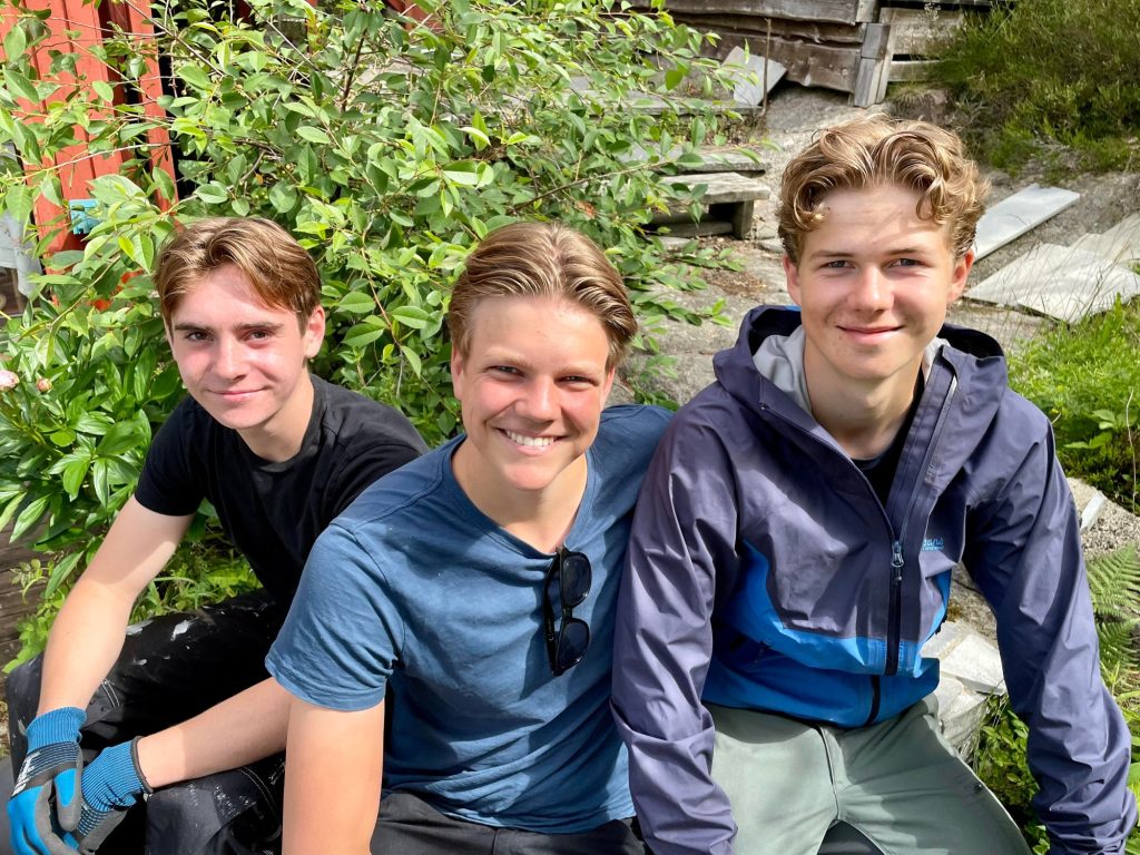 Vi hjelper deg med alt fra snømåking til luking